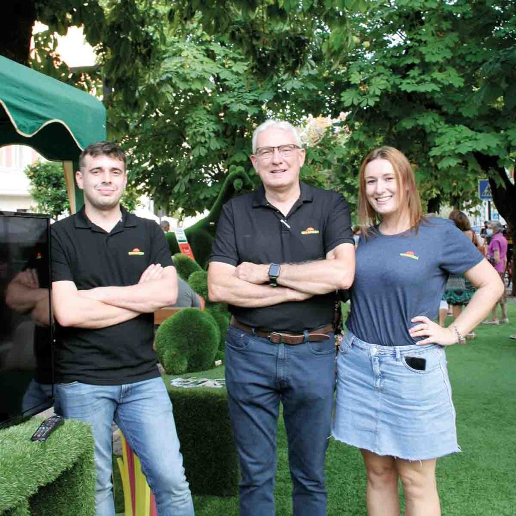 Famiglia in giardino con erba sintetica Geo-Green