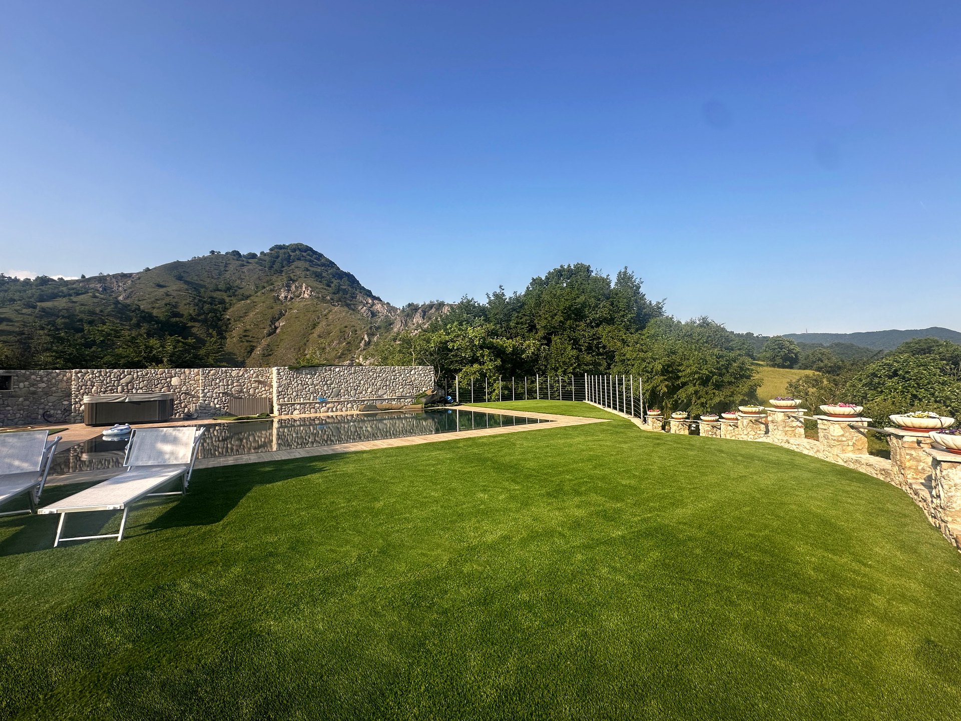 Giardino privato con prato in erba sintetica perfetto tutto l'anno Gavardo Brescia