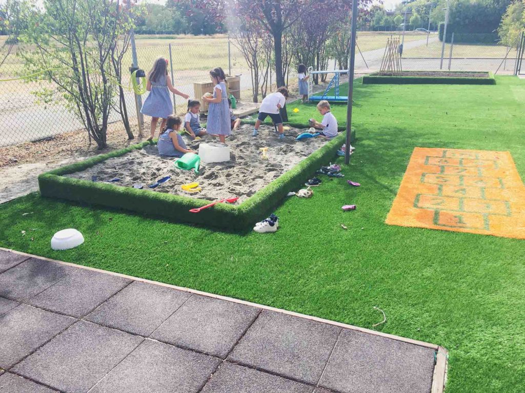 Diverse attività sportive su erba sintetica